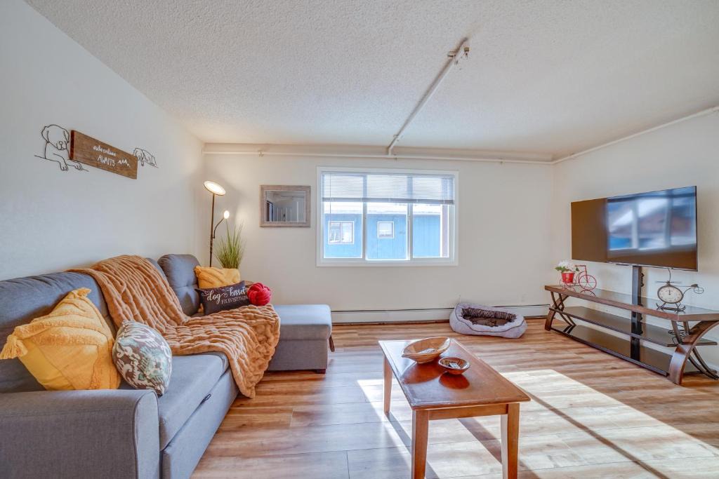 Midtown Anchorage Apartment | Anchorage Apartment Rental w/Mountain Views!