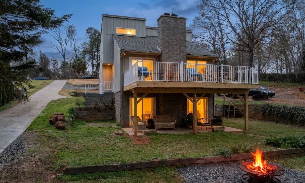 Inman House | Anchored @ Lake Bowen - Family & Pet Friendly Home