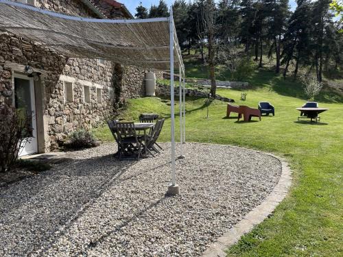 Saint-Prejet-d'Allier House | Ancienne ferme rénovée avec jardin privé, poêle à bois et terrasse - FR-1-582-44