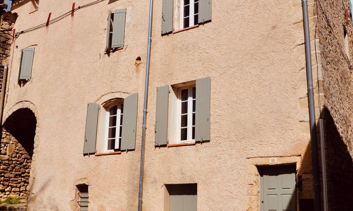 Viens House | Ancienne maison dans un village perché