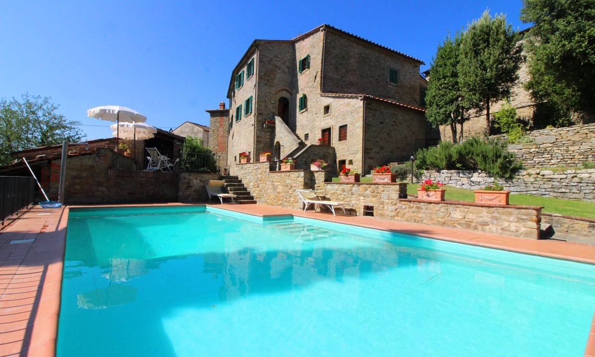 Pieve di Chio Villa | Ancient stone hamlet in an extremely panoramic position overlooking the wooded Val di Chio. Private