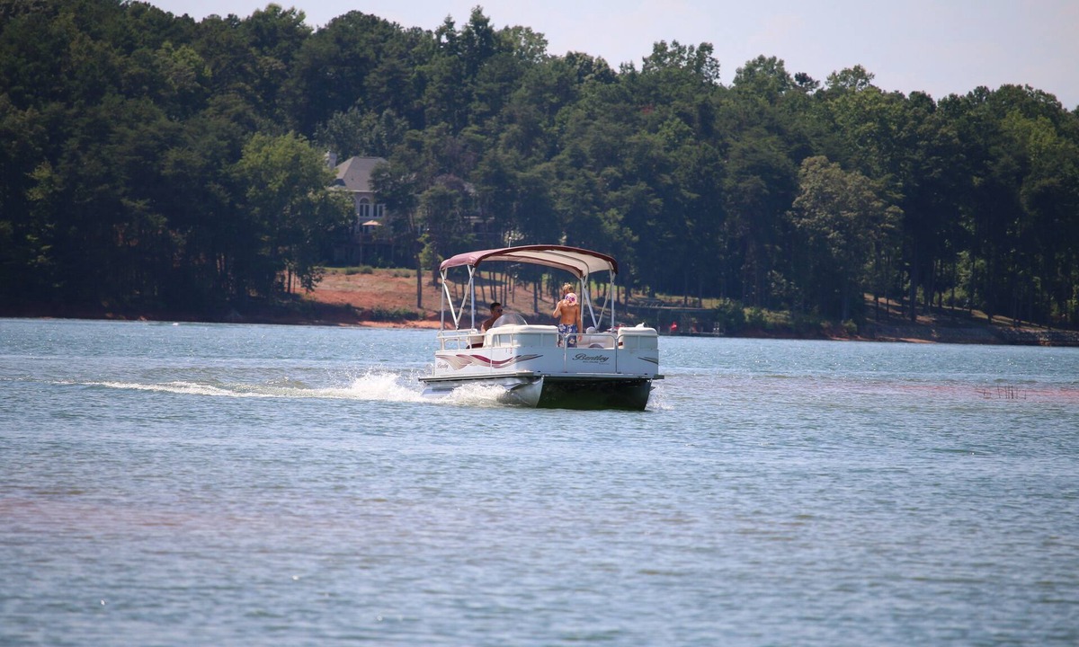 Anderson House | ANDERSON, SC - LAKEFRONT NEAR GREENPOND & GOLF COURSE -FIREPIT/PONTOON RENTAL