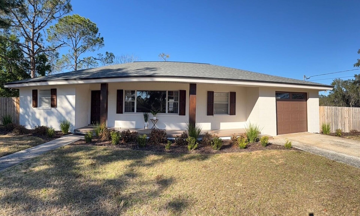 Leesburg House | Angler's Landing near Lake Harris/Secure Boat Parking/Private and spacious