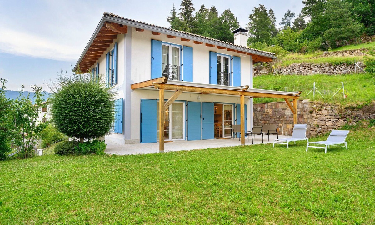 Sicina House | Anika's Home with Private Garden