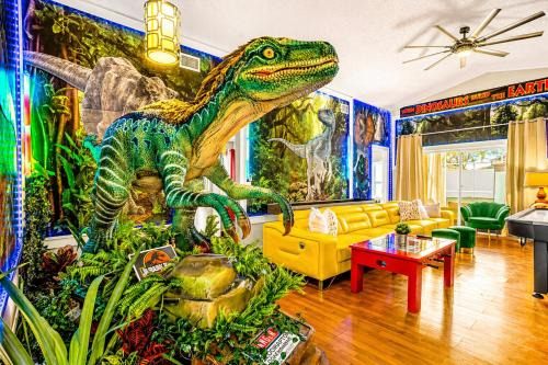 Clear Creek House | Animatronic Dinosaur, Star Wars Theater, Pool wCinema, 3 Kings, 5BR Near Disney