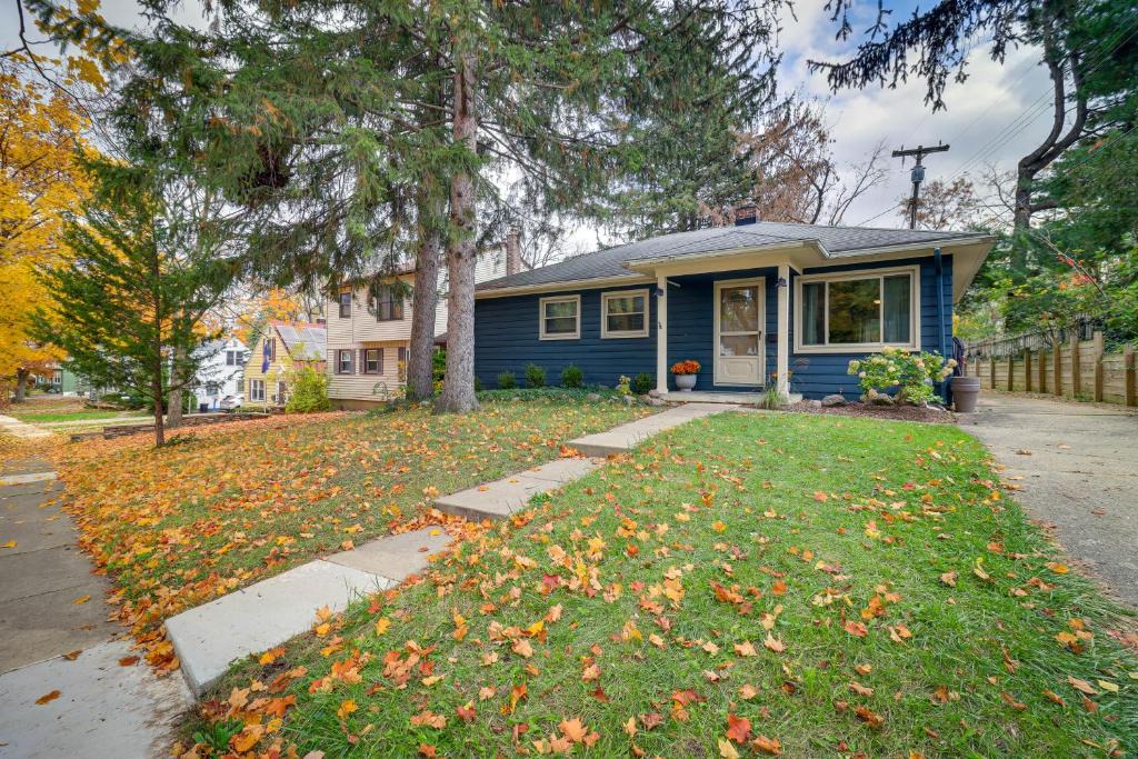 Ann Arbor House | Ann Arbor Home w/Deck, 2 Mi to Michigan Stadium!