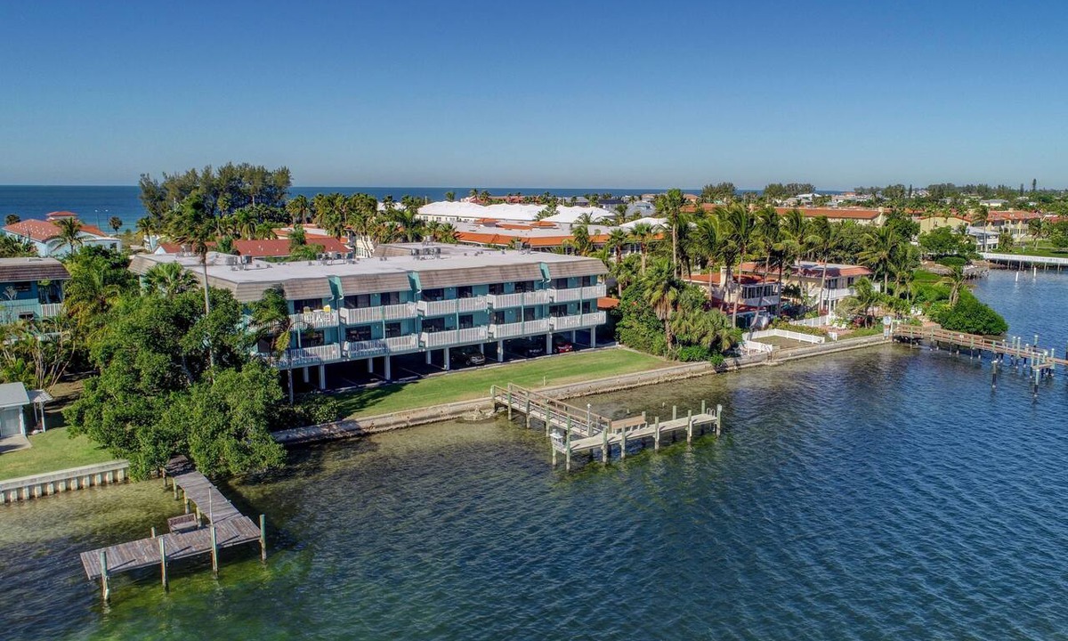 Bradenton Beach Condo | Anna Maria Island Retreat-Beach One Minute Walk-Heated Pool-Free Wi-Fi-Dock-Surr