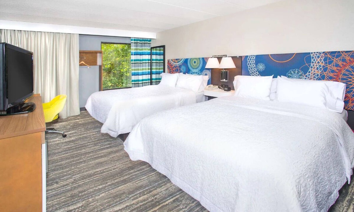 Parole Hotel | Annapolis Adventure: Room w/Outdoor Pool + Easy Access to Historic Sites