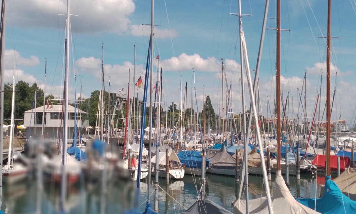 Waggershausen Apartment | Annette's Luxury Apartment at the City Park with Private Terrace and Wi-Fi