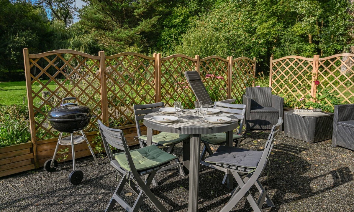 Plelo House | 'Annexe de petit Echo de la mode' – Peaceful Cottage with Private Garden, Wood Stove, Wi-Fi