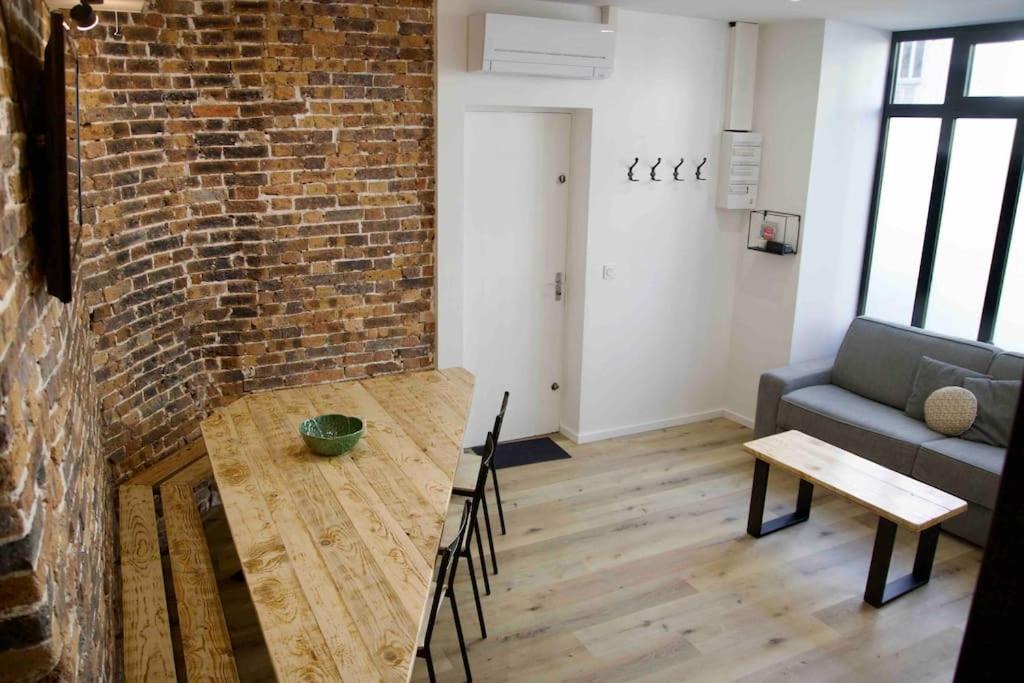 15th Arrondissement Apartment | Another brick in the wall Apartment in Paris Sleeps 9