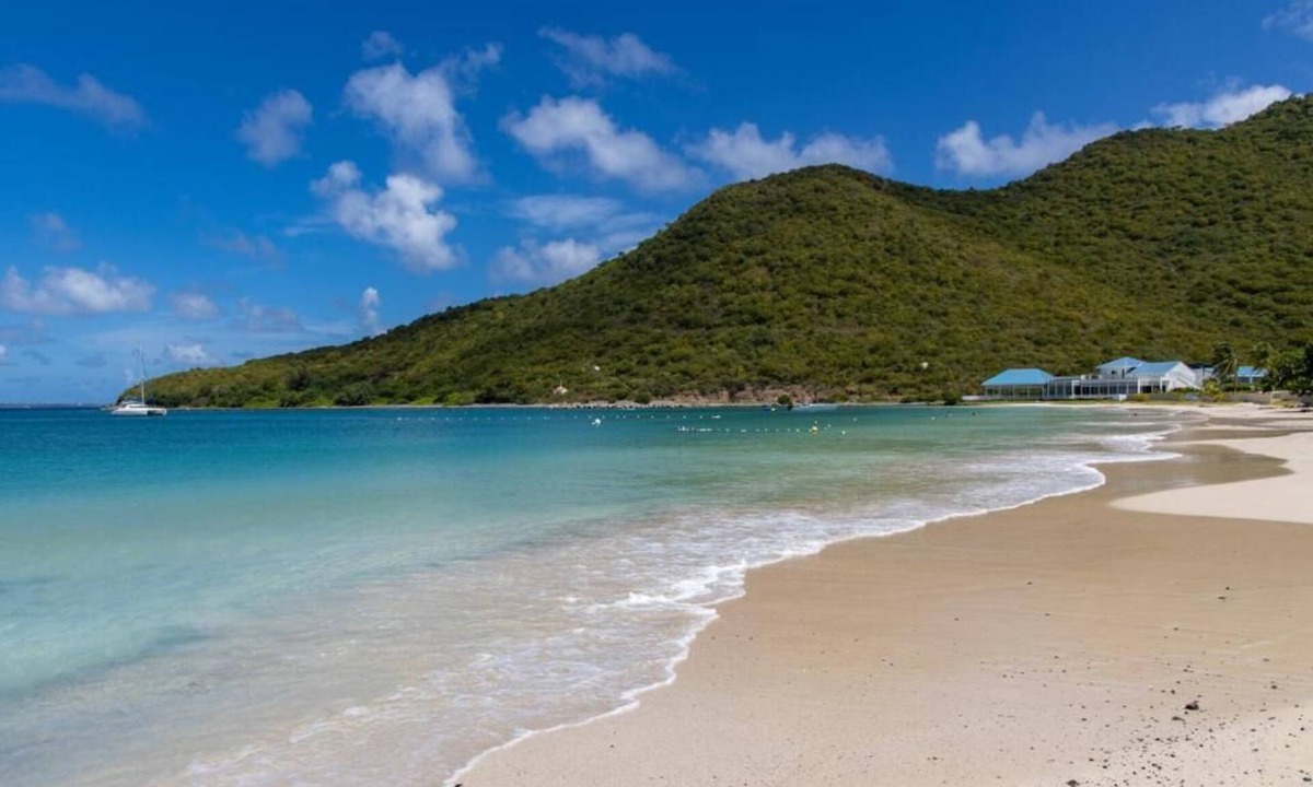 Anse Marcel Hotel | Anse Marcel Beachfront Bliss: Modern Suite with Balcony and Garden View