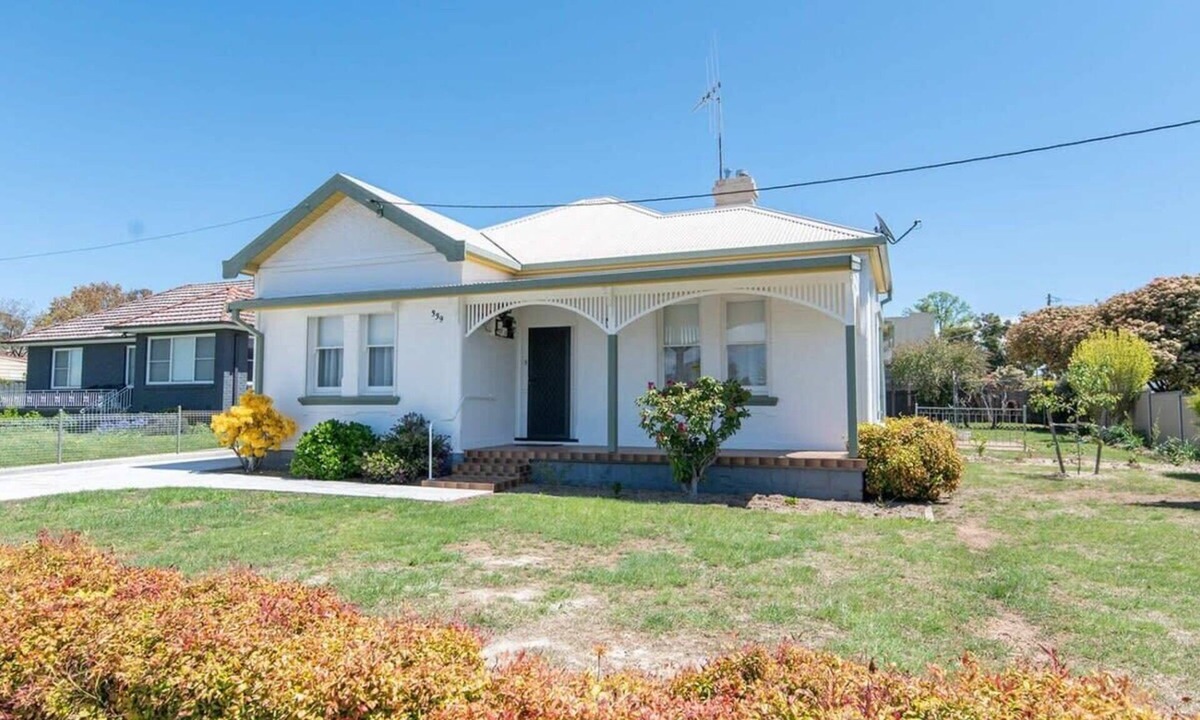 Bletchington House | Anson Cottage - 1900 CBD Home, Private & Practical
