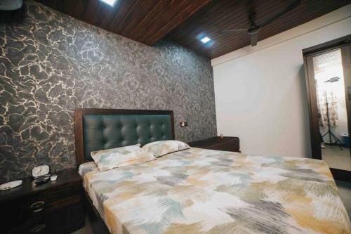 Andheri West Apartment | Ap2. Cozy AC Studio W/ Kitchenette Nr Kokilaben Hosp.