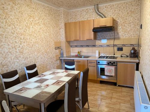 Baile Herculane Apartment | Apartament cu 2 Camere cu Băi Private Bucatarie Comună