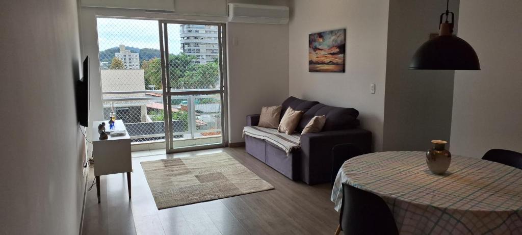 Atiradores Apartment | Apartamento 2 Quartos para 6 Pessoas com Garagem Ar Condicionado Escritório privativo WiFi6 800Mb em Frente ao Hospital Sadalla