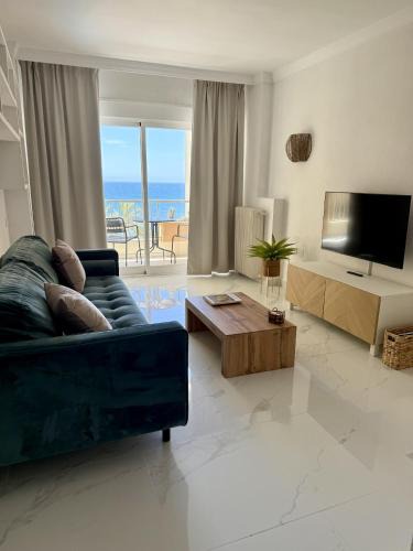 Marbella Seafront Promenade Apartment | Apartamento boho con terraza