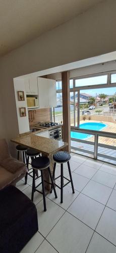 Arroio Teixeira Apartment | Apartamento com piscina, apenas 200 metros do mar