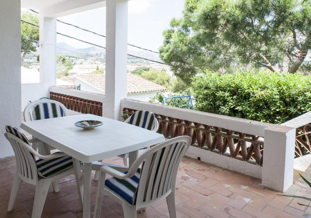 Llanca Apartment | Apartamento con terraza, parking y jardín, a 300m de la playa - ES-228-40