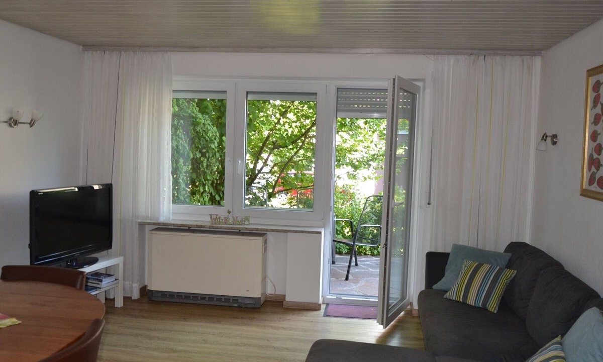 Kressbronn Apartment | Apartment 'Erdbeere' with Private Terrace, Shared Garden and Wi-Fi