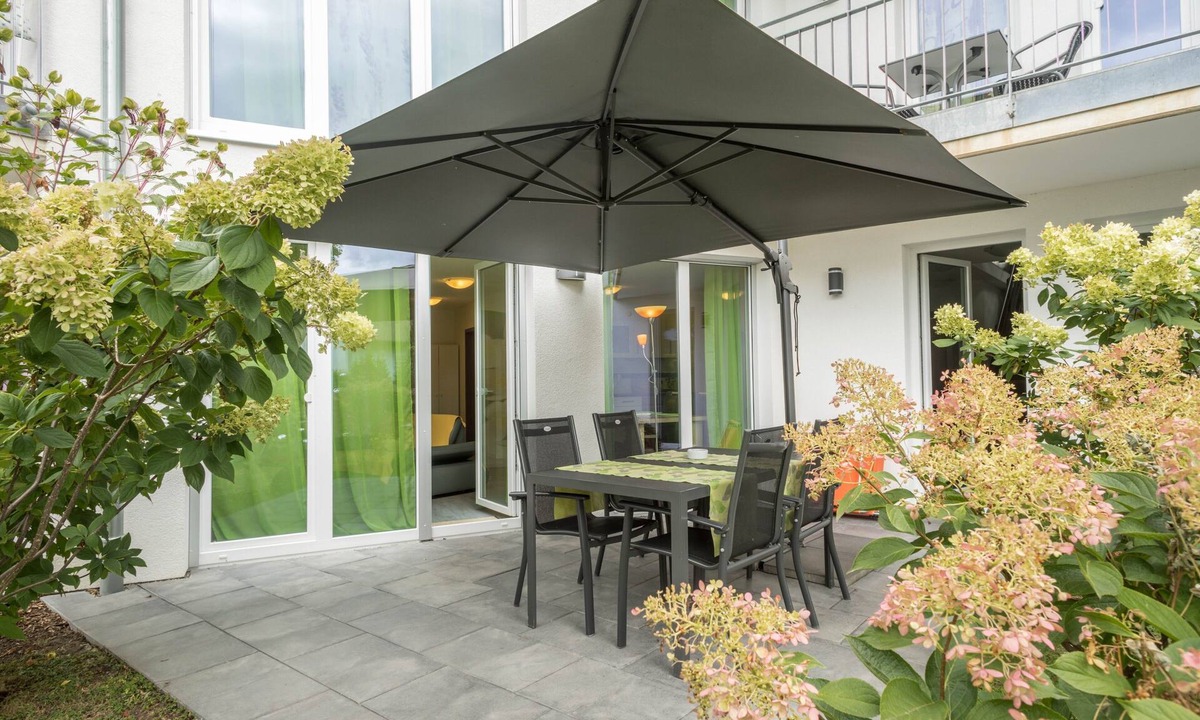 Sipplingen Apartment | Apartment 'Jasmin' with Large Terrace and View of the Beautiful Flower Garden