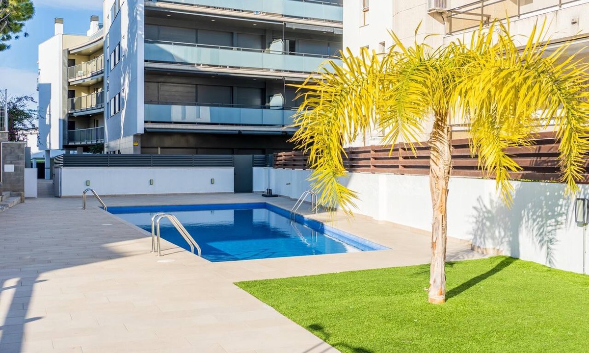 Torredembarra Apartment | Apartment 100m beach and train with free parking
