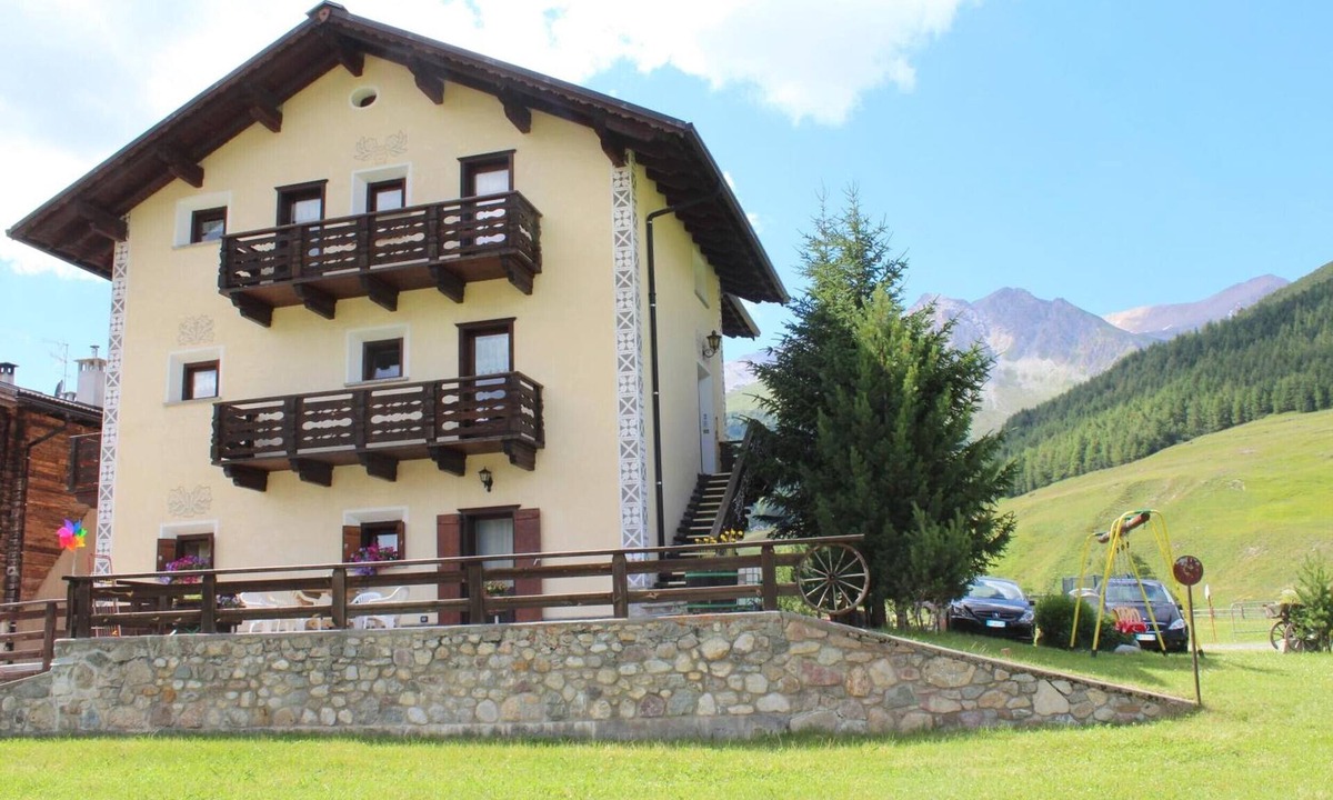 Livigno Cabin | Apartment 2 with Mountain View, Shared Garden and Wi-Fi