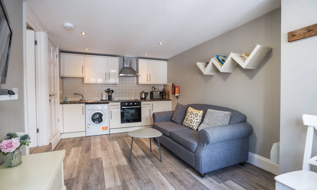 Torquay City Centre Cottage | Apartment 32 Trinity Mews - sleeps 3 guests in 1 bedroom