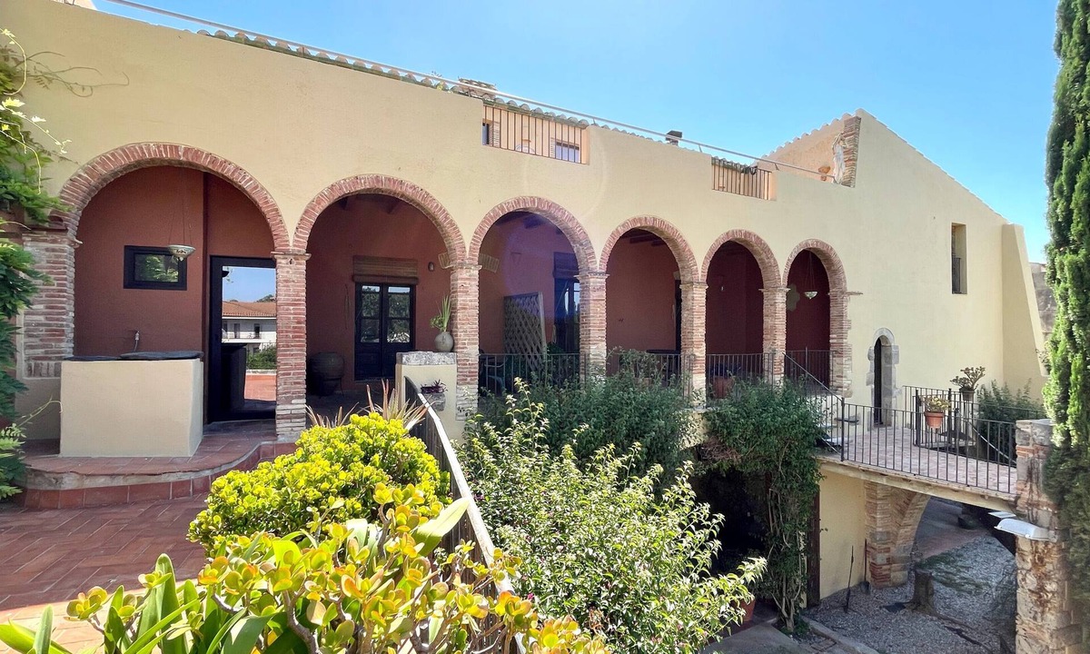 Castello d'Empuries Apartment | Apartment 'Apartaments Can Gibert - Aiguamolls' with Private Terrace, Wi-Fi and Air Conditioning