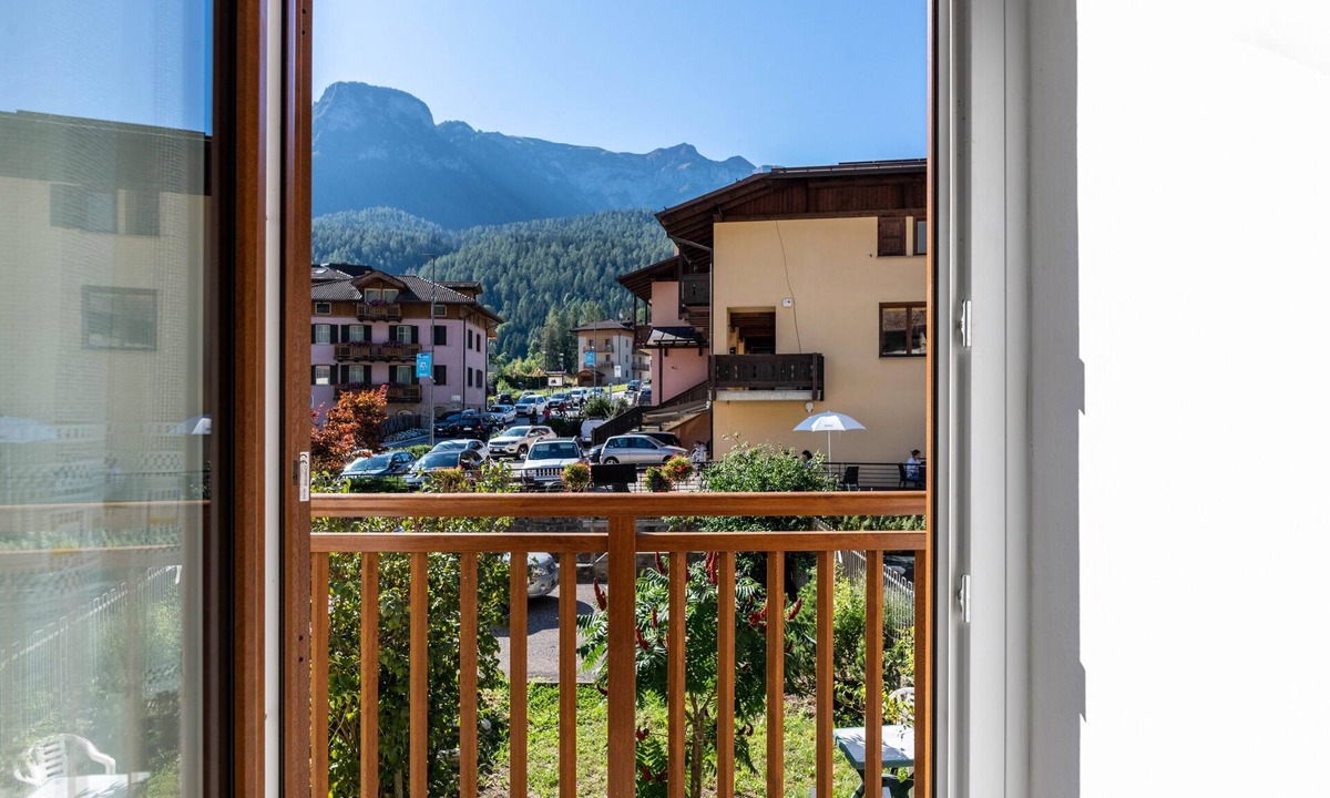 Dimaro Apartment | Apartment "Al Sasso Rosso" with Mountain View & Balcony