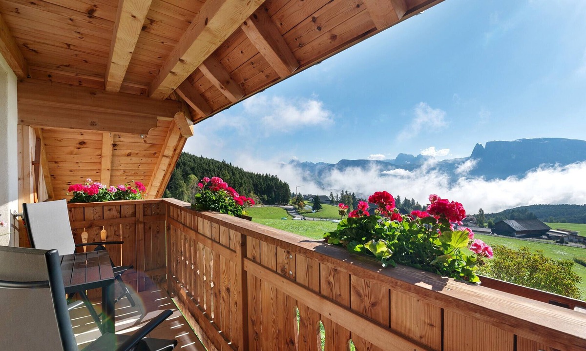 Collalbo Apartment | Apartment 'Alpenglühn' with Dolomite Views, Balcony and Wi-Fi