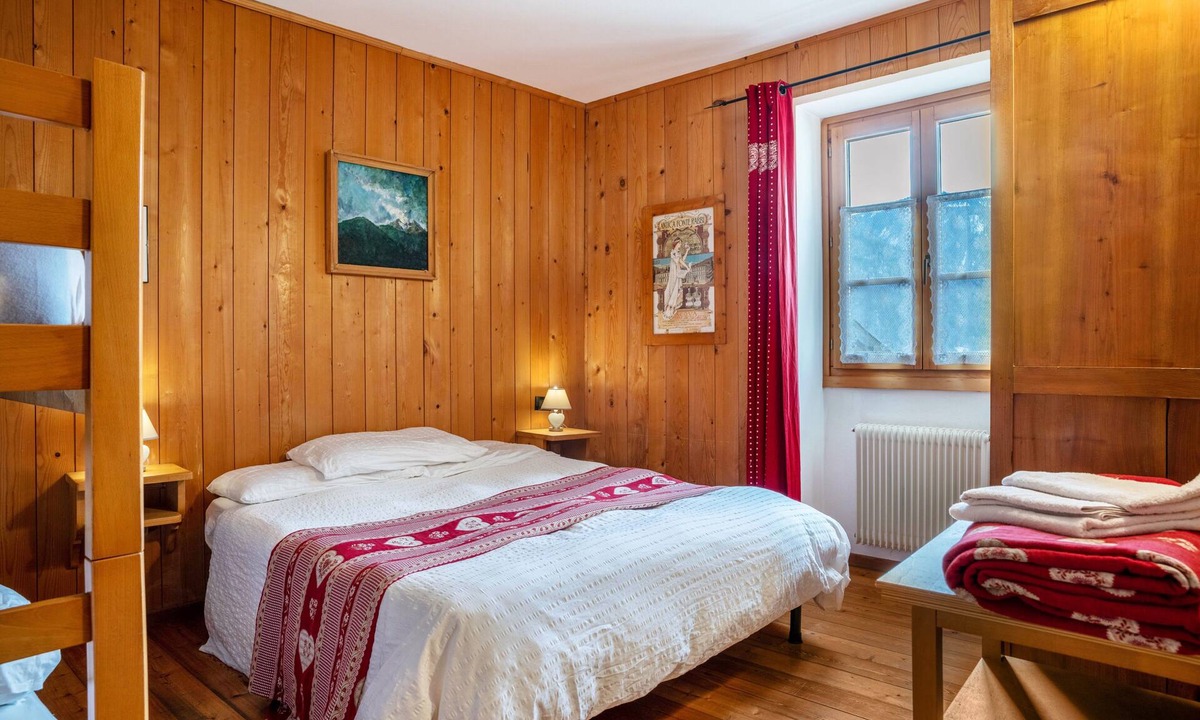 Caldes Apartment | Apartment 'Appartamento Moti' with Mountain View, Shared Garden and Balcony