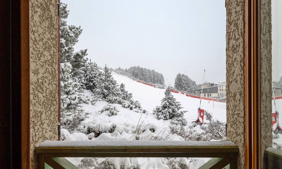 Les Angles Apartment | Apartment 'Capcir' with Mountain View, Shared Terrace and Wi-Fi