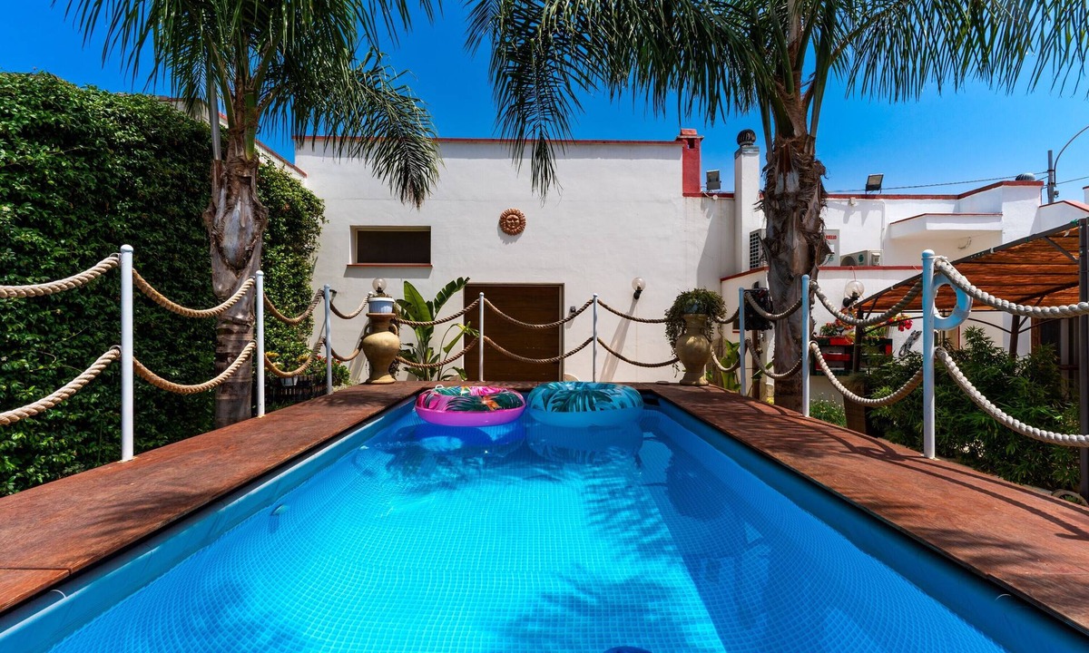 Giuggianello Apartment | Apartment 'Casa Aurora Luxury' with Shared Pool, Wi-Fi and Air Conditioning