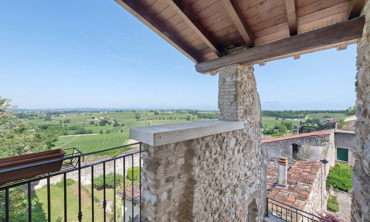 Pozzolengo Apartment | Apartment 'Casa Dolca La Torre' with Lake View, Wi-Fi and Air Conditioning