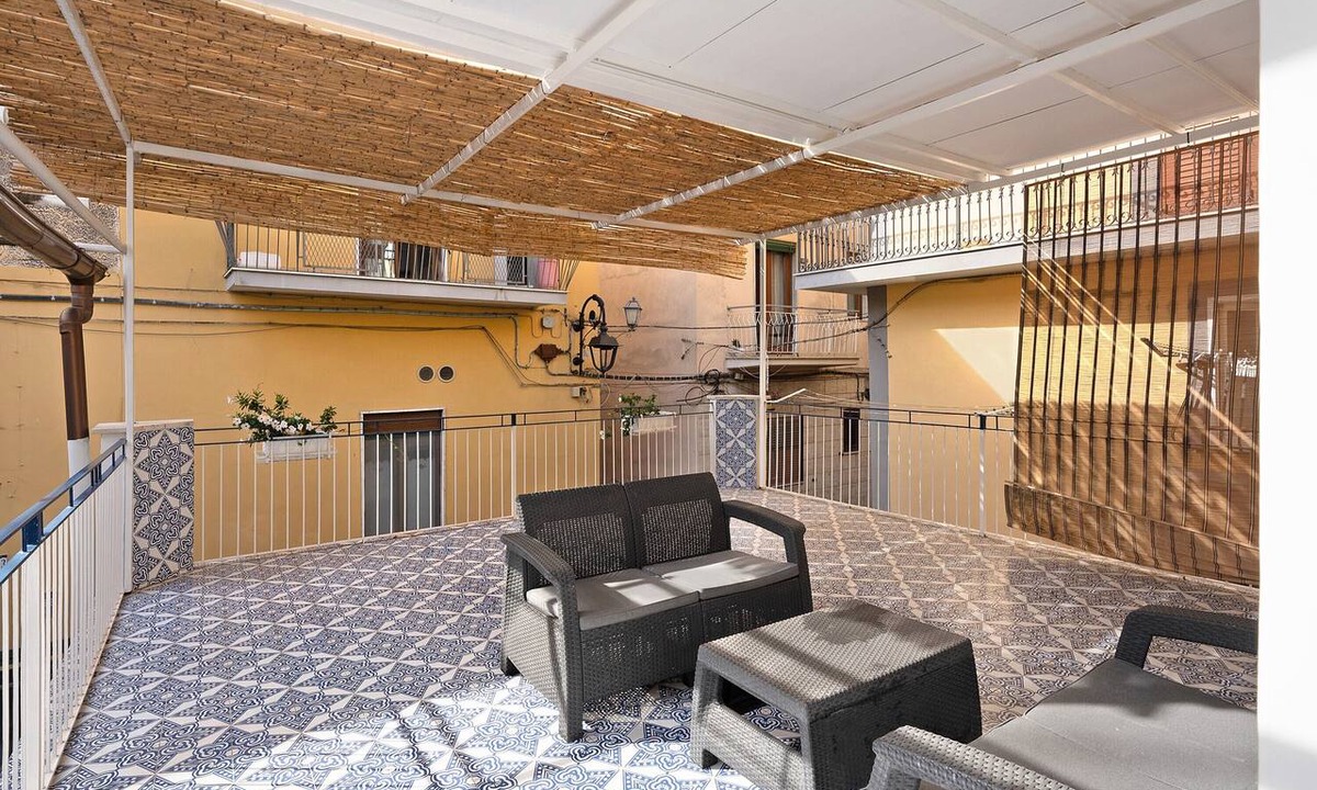 Vico Equense Apartment | Apartment 'Central House' with Private Terrace, Wi-Fi and Air Conditioning