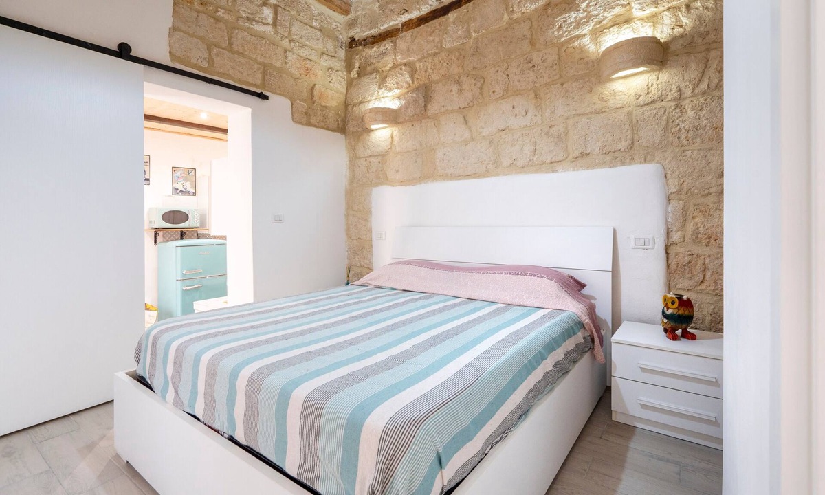 Mola di Bari Apartment | Apartment 'Dimora Donna Lucrezia' with Balcony and Air Conditioning