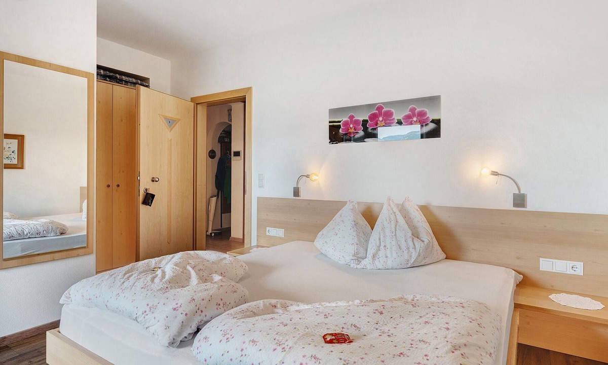Lagundo Apartment | Apartment "Double Room" with Mountain View, Shared Pool and Wi-Fi