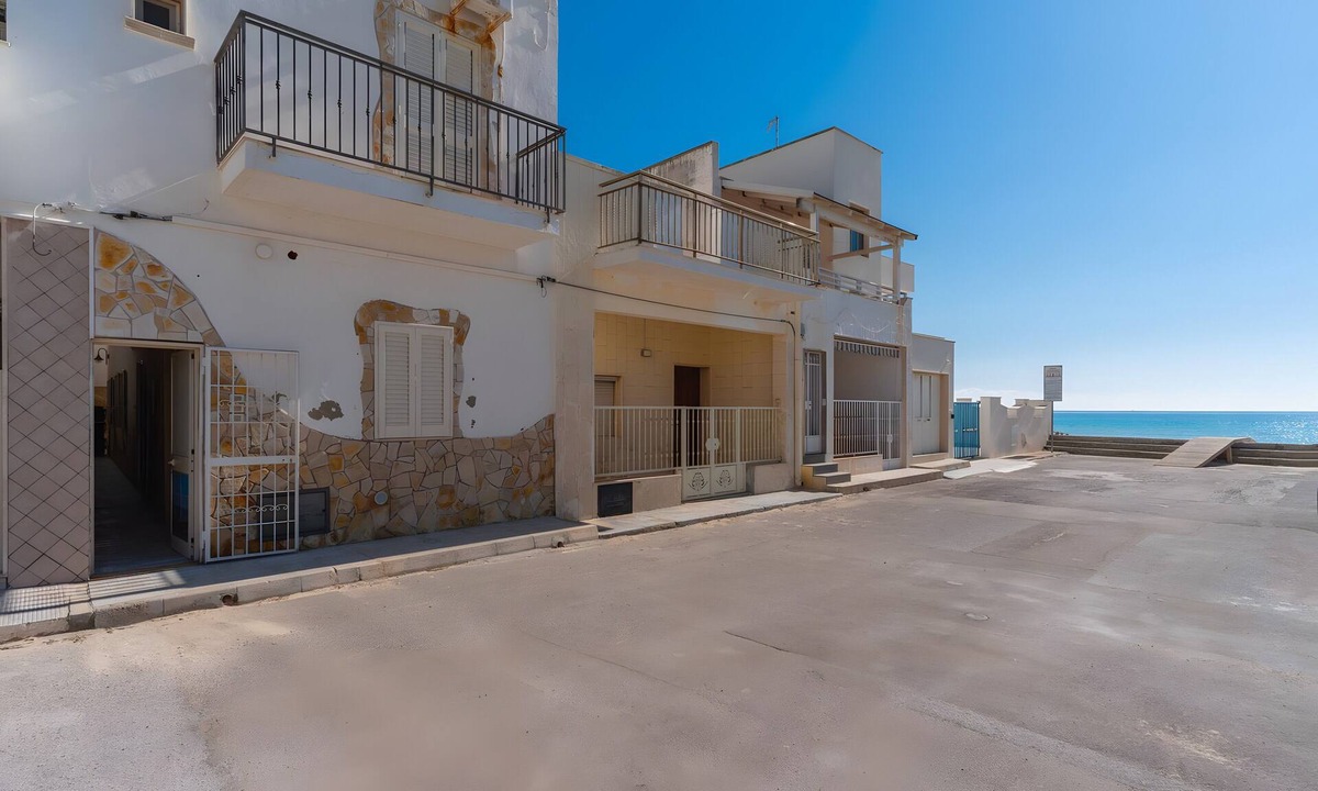 Torre Lapillo Apartment | Apartment 'Due Passi Dal Mare' with Sea View, Shared Terrace and Air Conditioning