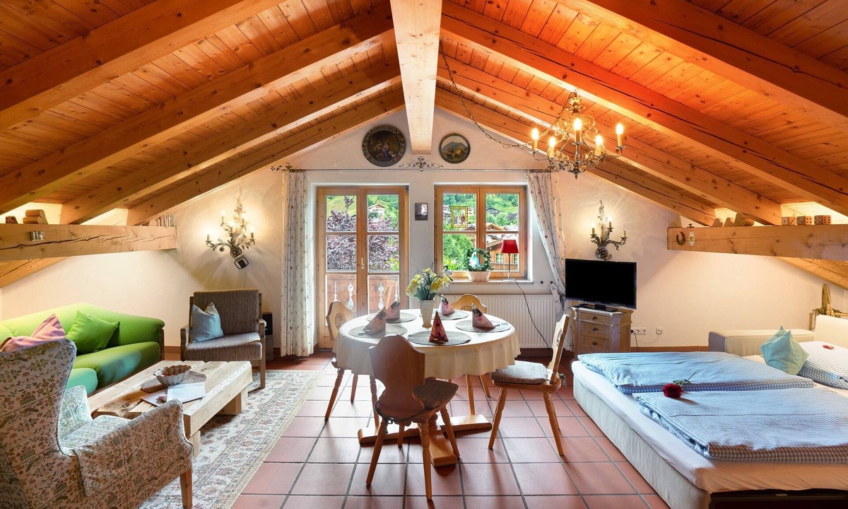 Mittenwald Apartment | Apartment 'Edelweiß Nr 5' with Mountain View, Shared Garden and Wi-Fi