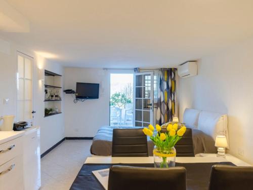 San Massimo Apartment | Apartment Einzimmerwohnung mit Terrasse und Blick auf den Berg by Interhome