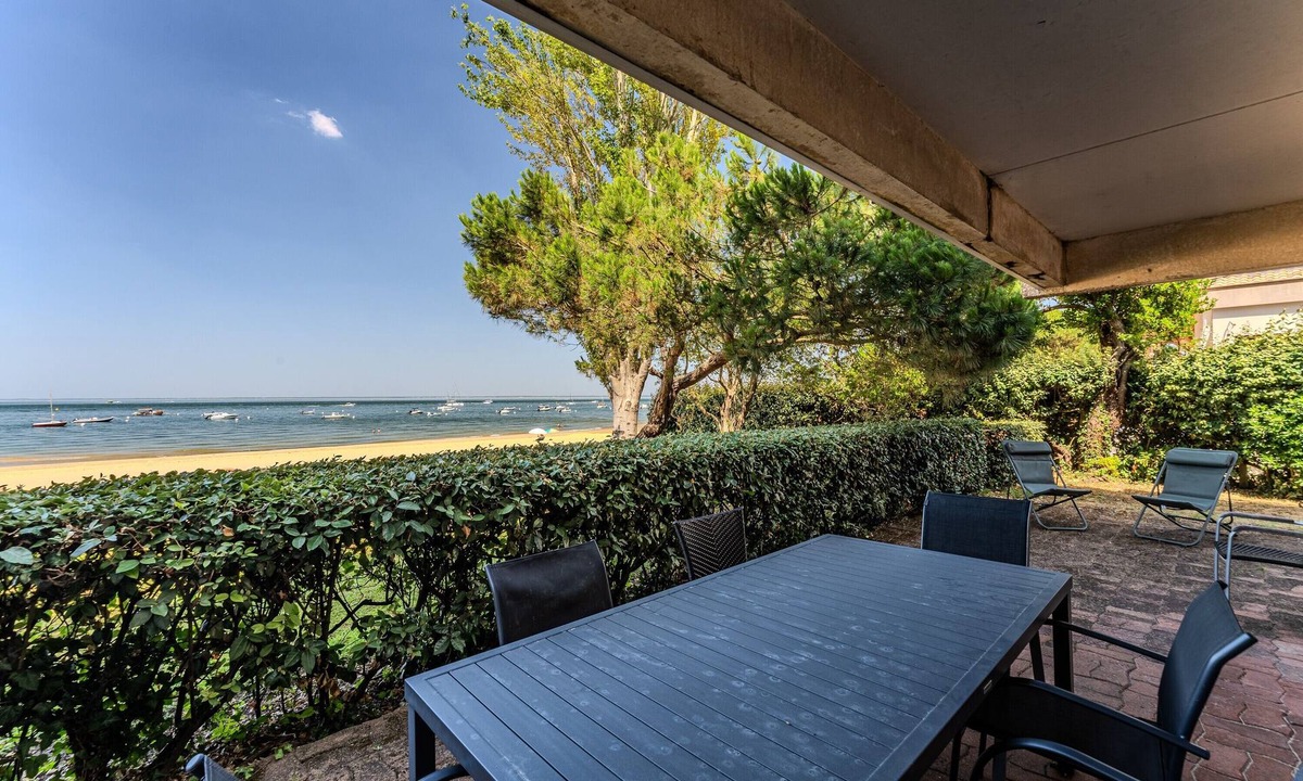 Arcachon Apartment | Apartment “Eugénie” with Arcachon Bay View, Private Terrace, Beach Access, and Wi-Fi