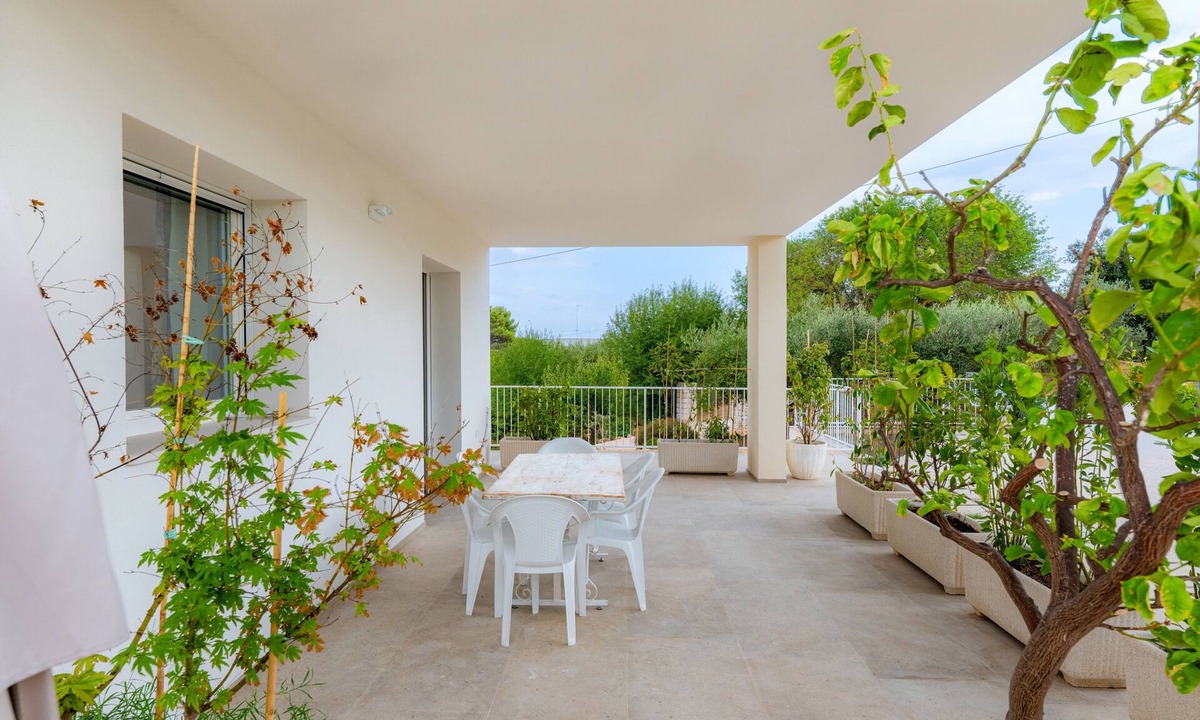 Cisternino Villa | Apartment 'Flora' with Private Garden, Wi-Fi, and Air Conditioning