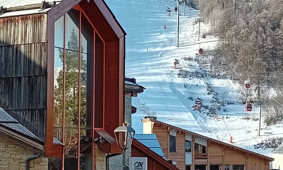 Chantemerle Apartment | Apartment for 6-8 people, 65 m². South-facing terrace. In the heart of the village at the foot of the slopes.