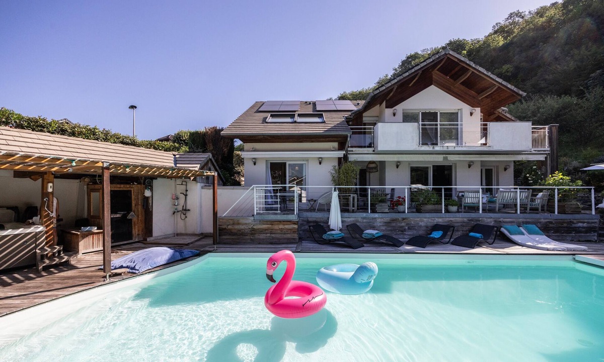 Brison-Saint-Innocent Apartment | Apartment 'In the Heart of the Riviera des Alpes' with Lake View, Shared Pool and Wi-Fi