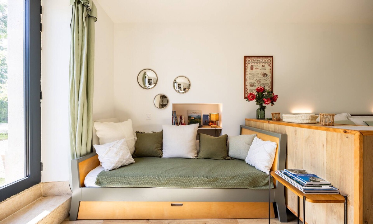 Saint-Andre-de-Cubzac Apartment | Apartment 'Bord-Eau, terrace and garden' with private terrace, shared garden and Wi-Fi