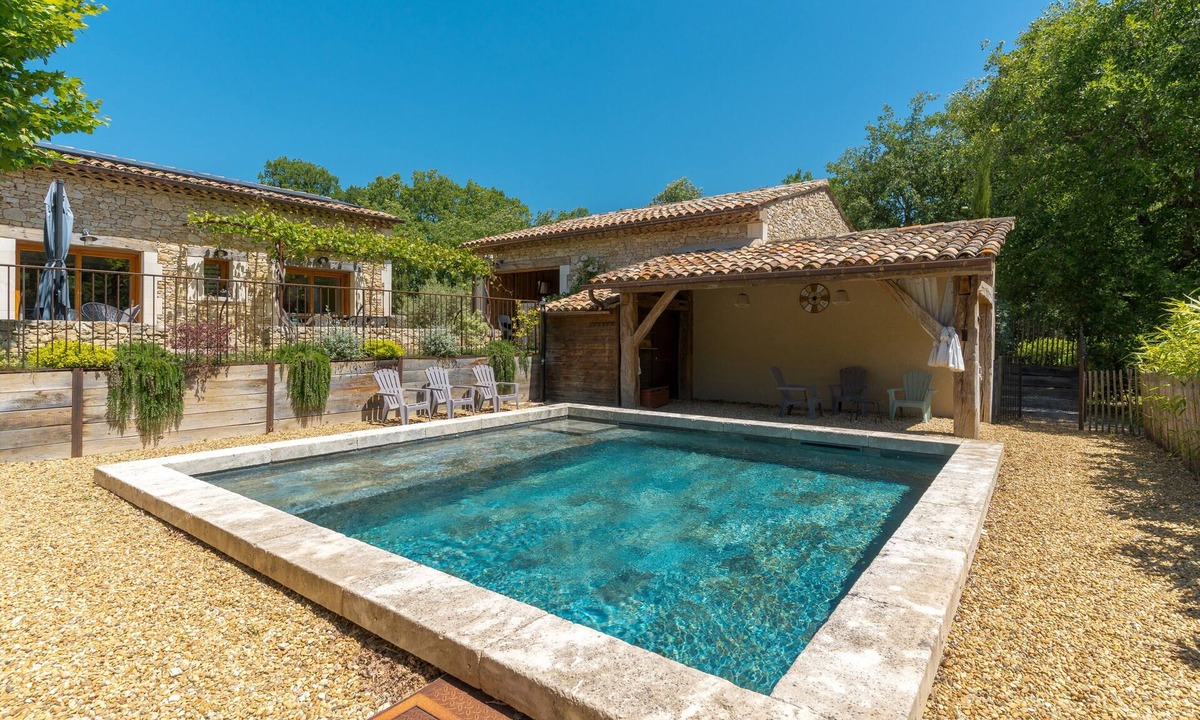 Croagnes Apartment | Apartment 'Le Petit Écureuil' with Shared Pool, Private Terrace and Wi-Fi