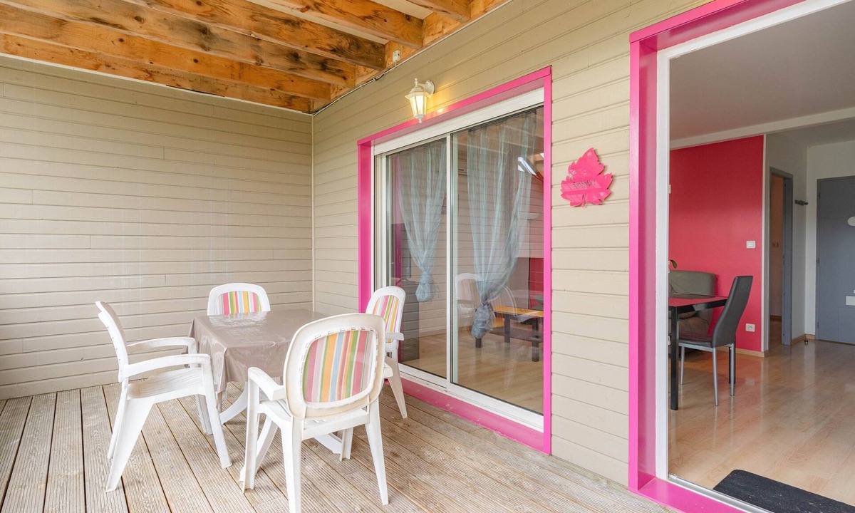 Saint-Simon-de-Bordes Apartment | Apartment 'Le Clos Du Champ De L'Amour - Rochefort' with Private Pool, Wi-Fi & AC