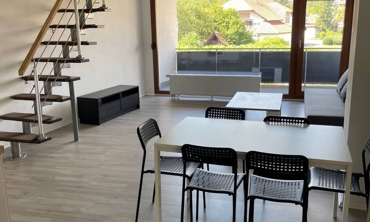Eschelbronn Apartment | Apartment 'Geräumige Ferienwohnung Eschelbronn' with Balcony and Wi-Fi