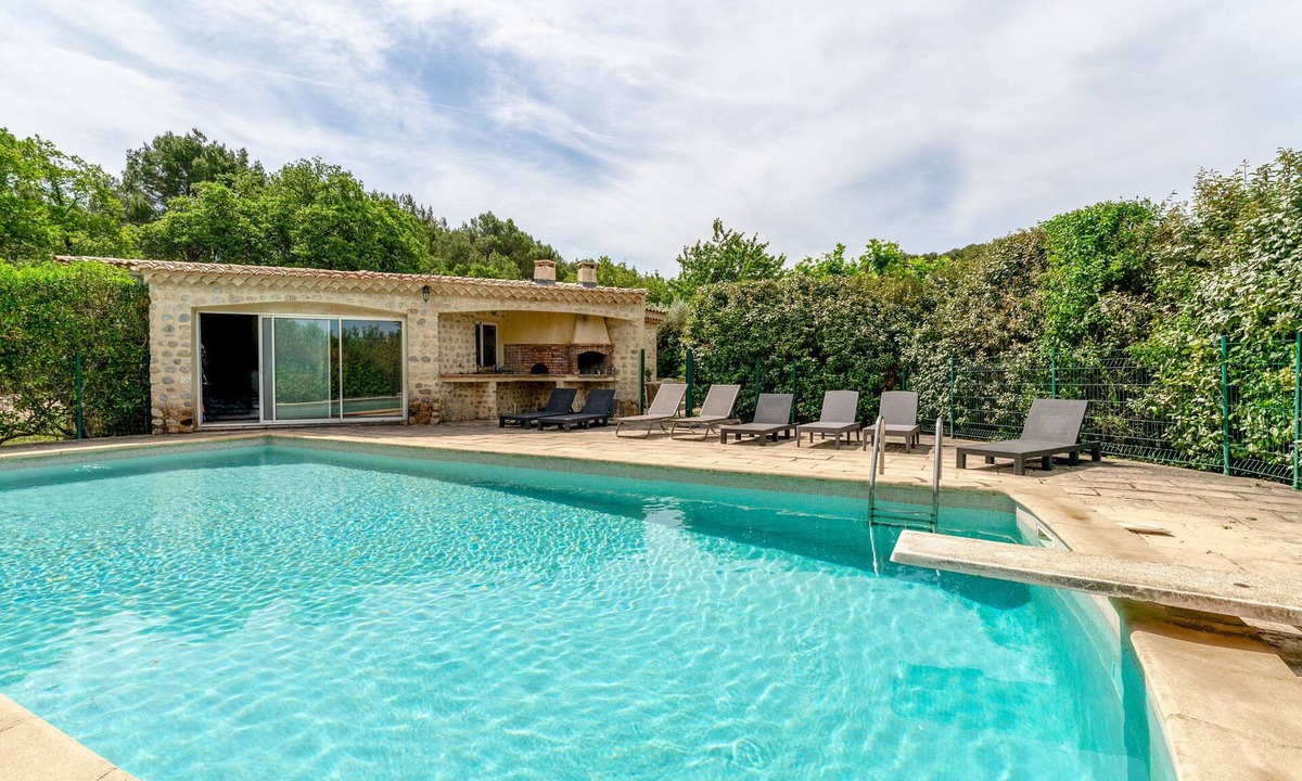 Villedieu Apartment | Apartment 'Gite Du Petit Bois - Bignone' with Shared Pool, Wi-Fi and Air Conditioning